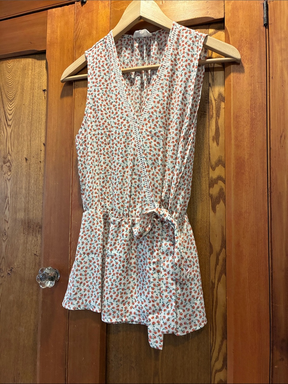 10/25$ 🧁 Sleeveless White Floral Wrap Peplum Top